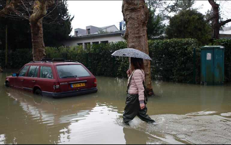 Una calle inundada en Villennes sur Seine, al oeste de París, tras el desbordameinto de un río. AP/T. Camus