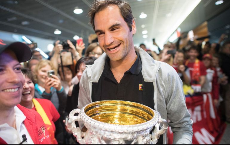 El tenista suizo Roger Federer llega al aeropuerto de Zurich, Suiza, con el trofeo del Abierto de Australia. AP/Keystone/E. Leanza