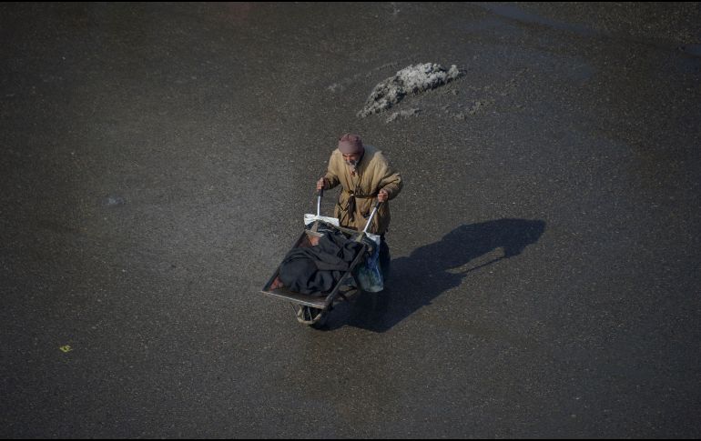 Un hombre empuja su carretilla en una calle de Mazar-i-sharif, Afganistán. AFP/F. Usyan
