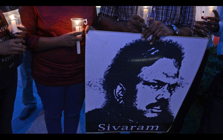 Periodistas y activistas realizan una vigilia en Colombo, Sri Lanka, en memoria de periodistas asesinados. AFP/L. Wanniarachchi