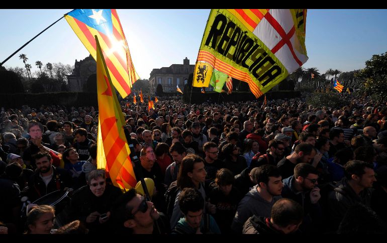 Varios centenares de manifestantes independentistas llegaron hasta la fachada del Parlamento en Barcelona. AFP/L. Gene