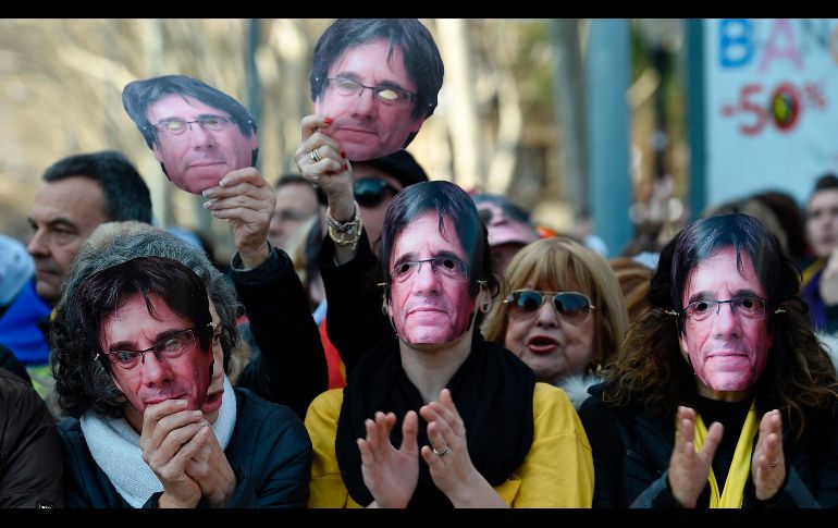 Con caras de Puigdemont, quien se marchó a Bélgica a finales de octubre de 2017 tras liderar la declaración unilateral de independencia; está imputado por la Justicia española por los presuntos delitos de rebelión, sedición y malversación, entre otros. AFP/L. Gene