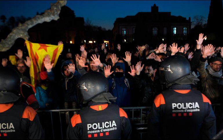 Policías resguardan el sitio. Desde Bélgica, Puigdemont pidió ayer el amparo o protección del Parlamento regional para poder ser investido. AFP/L. Gene