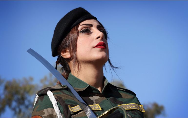 Una kurda peshmaerga participa en una ceremonia de graduciación de la academia militar en la población iraquí de Zakho, Unos 418 hombres y mujeres se graduaron. AFP/S. Hamed