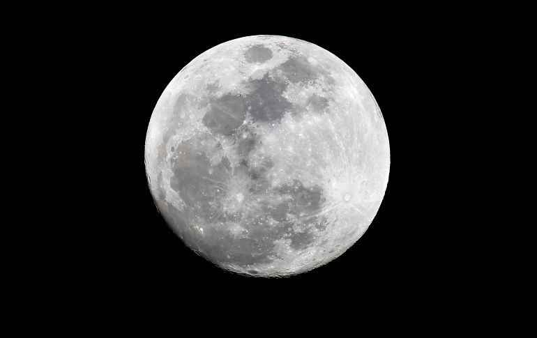 El eclipse lunar se presentará entre las 4:51 y las 7:28 horas de este miércoles 31 de enero. EFE/W. Hamzeh
