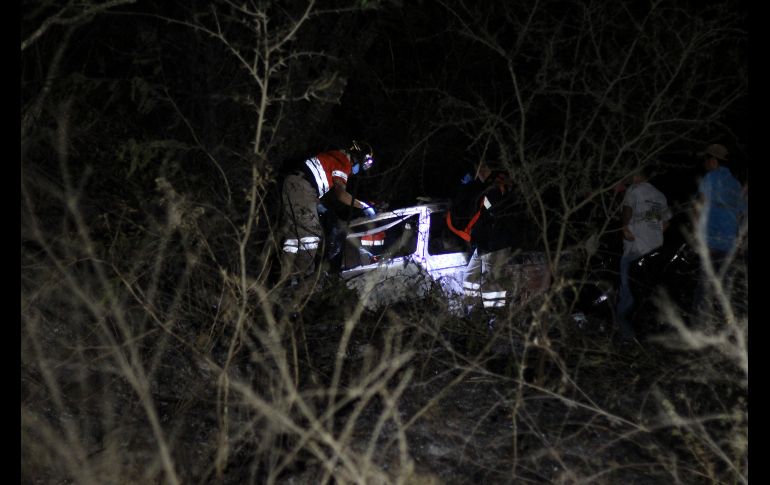 Un grupo de expertos forenses inspeccionan en Rincón de la Vía, Guerrero, el vehículo donde cuatro personas murieron calcinadas y al menos tres fueron heridas en varios enfrentamientos. EFE