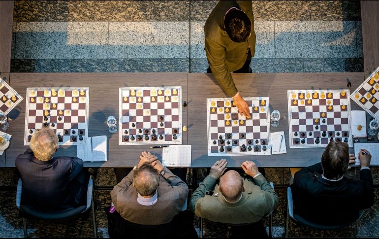 El ex campeón mundial de ajedrez, el hindú Viswanathan Anand, juega partidas simultáneas en La Haya, Holanda. EFE/ B. Maat