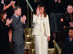 Melania apareció entre el público con semblante serio y vestida con un traje de pantalones y chaqueta de color blanco. AFP / S. Loeb