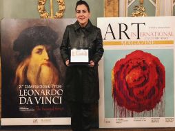 Premiada. Karla de Lara con su reconocimiento. ESPECIAL