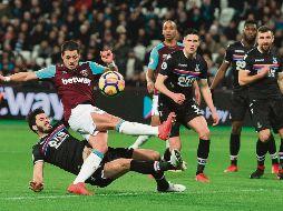 Por segundo partido consecutivo, Javier “Chicharito” Hernández (centro) es titular con el West Ham United. AFP