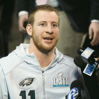 Carson Wentz, de “MVP” a porrista