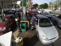 Quienes se abastecen de gasolina en la estación ubicada en calzada Independencia Norte 2236 tienen la percepción de recibir litros completos. EL INFORMADOR/A. Camacho