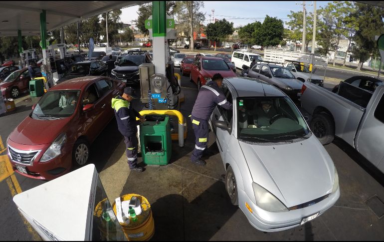 Quienes se abastecen de gasolina en la estación ubicada en calzada Independencia Norte 2236 tienen la percepción de recibir litros completos. EL INFORMADOR/A. Camacho