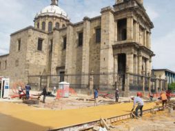 Trabajadores dan forma al cruce de Alcalde y Reforma. EL INFORMADOR/E. Barrera