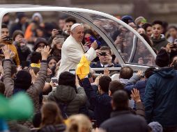 El Papa Francisco saluda a los fieles antes de presidir su audiencia general de los miércoles. AFP/F. Monteforte