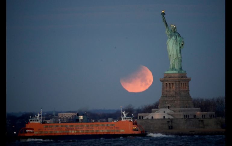 Vista junto a la Estatua de la Libertad, en Nueva York. El próximo fenómeno similar está previsto el 31 de enero de 2037. AP/J. Cortez