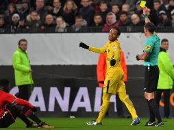 Neymar (C) argumenta que recibe demasiadas faltas y provocaciones. AFP/L. Venance