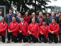 Olegario Vázquez Raña, miembro honorario del COM y en representación del presidente del Comité, Carlos Padilla, fue el encargado de abanderar a la representación mexicana. TWITTER / @COM_Mexico