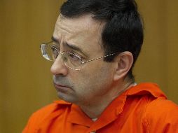 Larry Nassar se declaró culpable de cargos de pornografía infantil y abuso sexual de deportistas en la Universidad Estatal de Michigan; acumula una sentencia de 40 a 175 años de prisión. AP / C. Morse