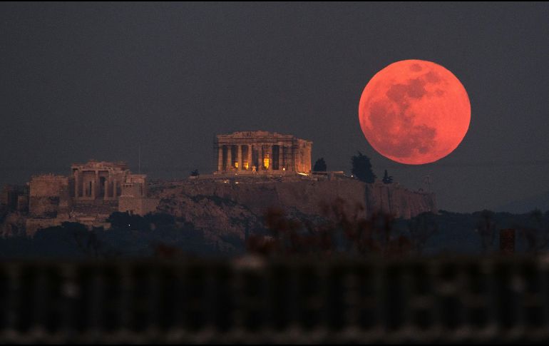 El satélite se eleva sobre la Acrópolis de Atenas, Grecia. AP/P. Giannakouris