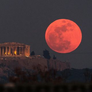 Una superluna "azul de sangre" da su espectáculo en el cielo