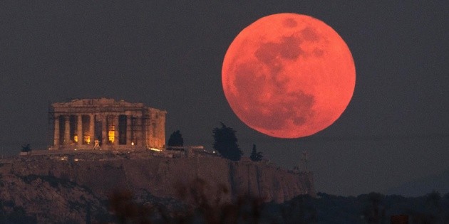 Una superluna "azul de sangre" da su espect&aacute;culo en el cielo