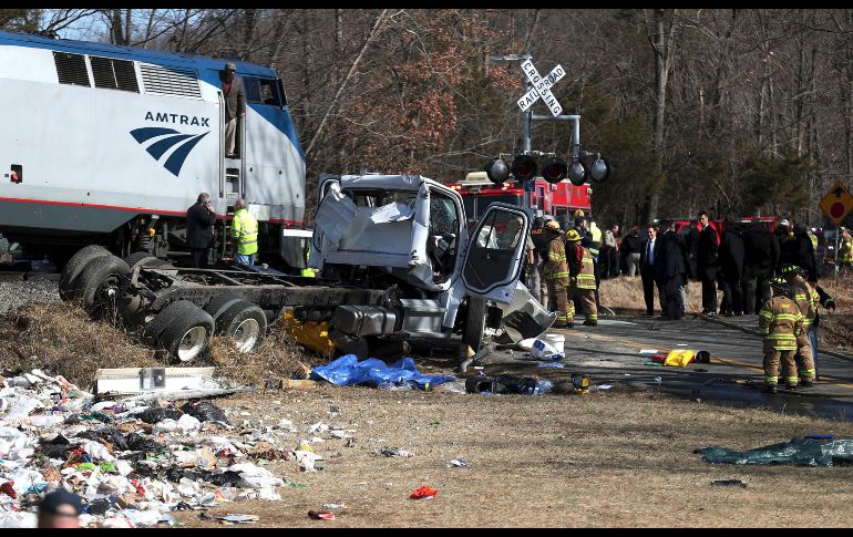 Un tren que llevaba a legisladores republicanos a su encuentro invernal de Virginia Occidental, chocó en la localidad de  Crozet con un camión de basura, accidente que dejó un muerto. AP/The Daily Progress/Z. Wajsgrasu