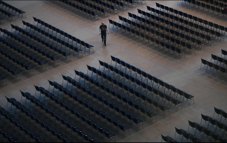 Un hombre camina en la arena Olympiahalle en Munich, Alemania, previo a la reunión anual de accionistas de Siemens. AFP/C. Stache