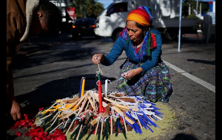 La guía espiritual Margarita Tiño prepara una ceremonia en honor a las víctimas de la quema de la Embajada de España en Guatemala, en Ciudad de Guatemala. Un total de 37 personas perdieron la vida hace 38 años. EFE/E. Biba