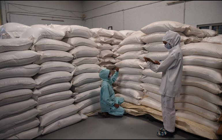 Un supervisor realiza el inventario de sacos de arroz en Hearty Mart Food Product Manufacturers & Packers, a las afueras de Dholka, en India. AFP/S. Panthaky