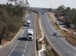 El vehículo compacto quedó volcado en la vialidad.  ESPECIAL/