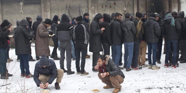 Descubren a 77 migrantes en falso cami&oacute;n de insecticida