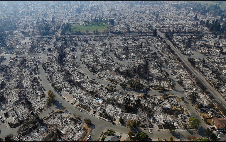 Los incendios de octubre y noviembre de 2017 destruyeron más de 32 mil viviendas y tomaron la vida de 45 personas. AP/J. Chiu