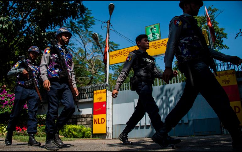 Policías vigilan las cercanías del hogar, y se levantaron barricadas temporales a unos 100 metros de la puerta principal. AFP/Y. Aung Thu
