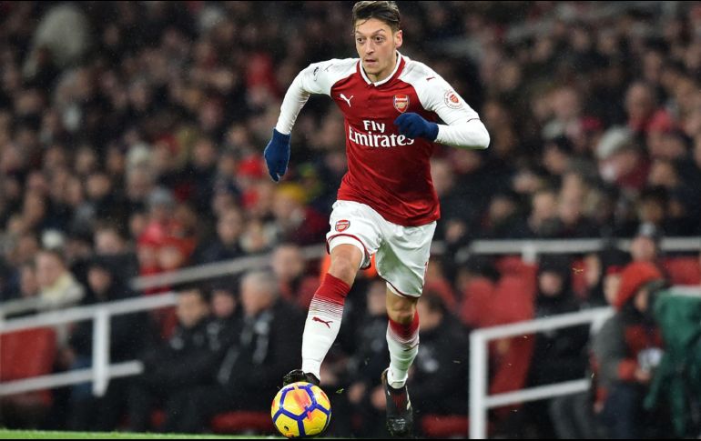 Özil, de 29 años, pasa a ser el futbolista mejor pagado en la historia del conjunto londinense, con un salario bruto de 350 mil libras a la semana. AFP / ARCHIVO
