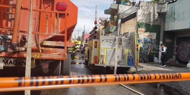 Se incendia bodega de hule espuma en Tlaquepaque