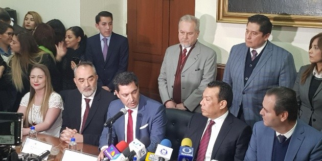 L&oacute;pez Lara entrega al Congreso quinto informe de gobierno