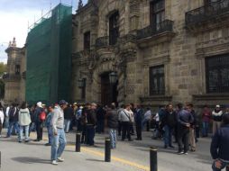 El tráfico de la zona se vio afectado cuando los manifestantes cruzaron avenida Juárez para llegar al recinto gubernamental. EL INFORMADOR/ D. Jiménez