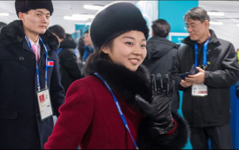 Una joven de la delegación norcoreana saluda a su llegada al aeropuerto internacional Yangyang, en Corea del Sur. AFP/F. Marit