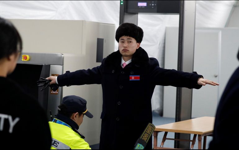 Un norcoreano pasa por una revisión en el aeropuerto. La comitiva arribó ocho días antes del inicio del evento deportivo. EFE/H. Jeon