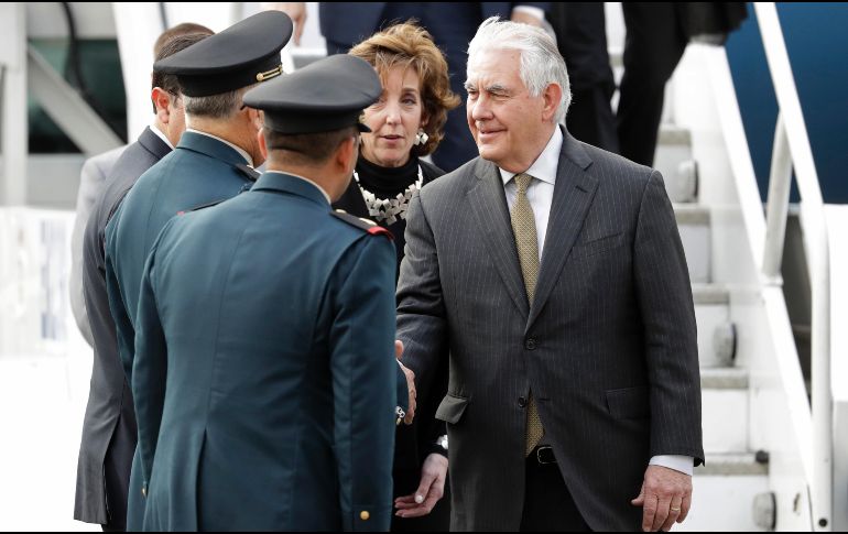 Tillerson fue recibido por la embajadora de Estados Unidos, Roberta Jacobson, y oficiales del Ejército Mexicano. AP /R. Blackwell