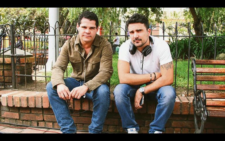 Daniel Posada (a la derecha) prepara la nueva serie “Tijuana”. En la imagen posa junto al protagonista de “El Chapo”, Marco de la O