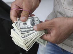Prevén que el peso mexicano cotice entre 18.45 y 18.70 pesos por dólar en cotizaciones interbancarias a la venta. AP / ARCHIVO