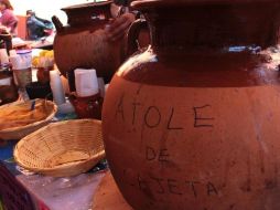 El sabor que se le da al atole depende de la región, pues, según las frutas y semillas de la zona, será lo que se le agregue para darle variedad y volverlo más nutritivo. NTX / ARCHIVO