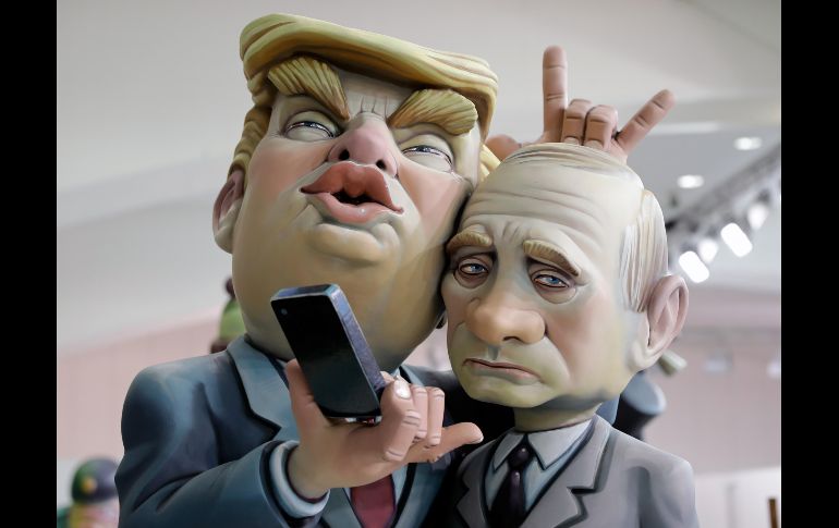 Los presidentes de Estados Unidos, Donald Trump y de Rusia, Vladimir Putin (d) forman parte de una exposición de arte fallero en Valencia, España. EFE / J. Cárdenas
