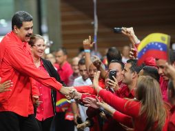 Cabello entregó a Maduro el estandarte del partido para que vaya con él 