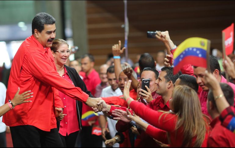Cabello entregó a Maduro el estandarte del partido para que vaya con él 