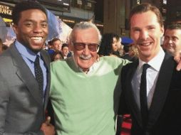 Stan Lee. El guionista junto a Chadwick Boseman y Benedict Cumberbatch. ESPECIAL