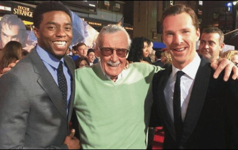Stan Lee. El guionista junto a Chadwick Boseman y Benedict Cumberbatch. ESPECIAL