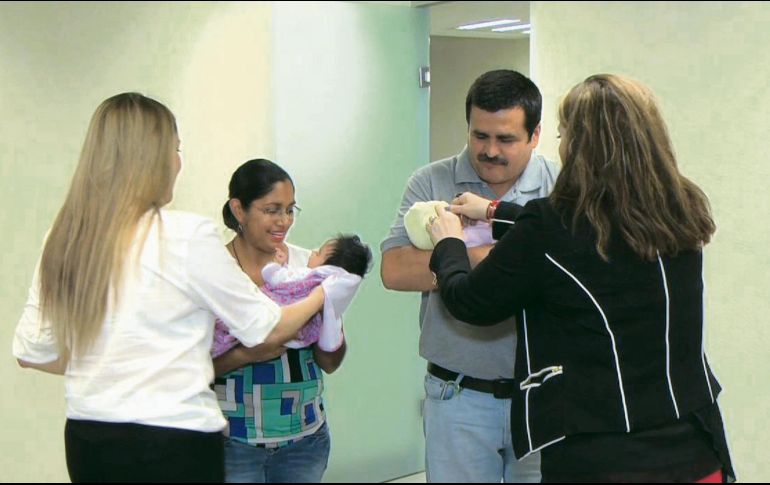 Familia de Acogida. Rocío Navarrete y Eduardo Martínez, de Mezquitic, brindan protección temporal a las dos bebés desde julio pasado. ESPECIAL